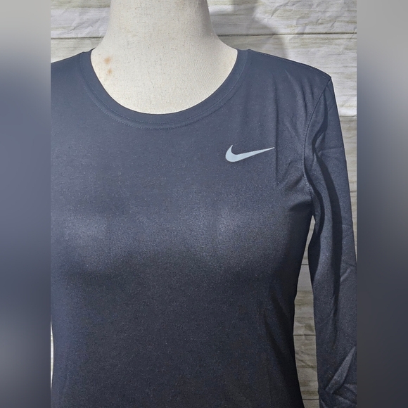 Nike Dry Fit Women's Small Black Long Sleeve Tee - Picture 3 of 9
